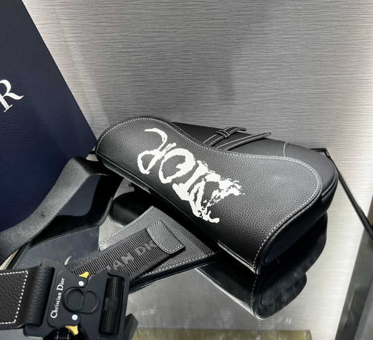 DIOR X PETER DOIG SADDLE BAG BLACK – DIO018