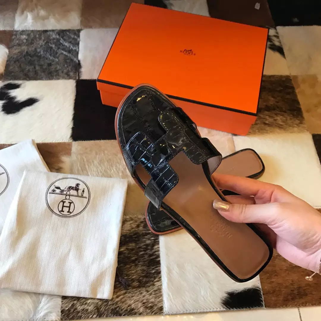 HERMES ORAN SLIDE SANDALS IN BLACK SHINY NILOTICUS CROCODILE SKIN – HMSD046