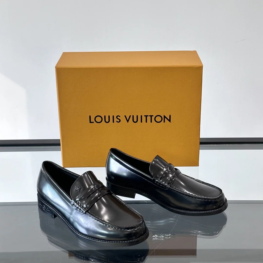 PATENT LEATHER LOAFERS IN BLACK – VL055
