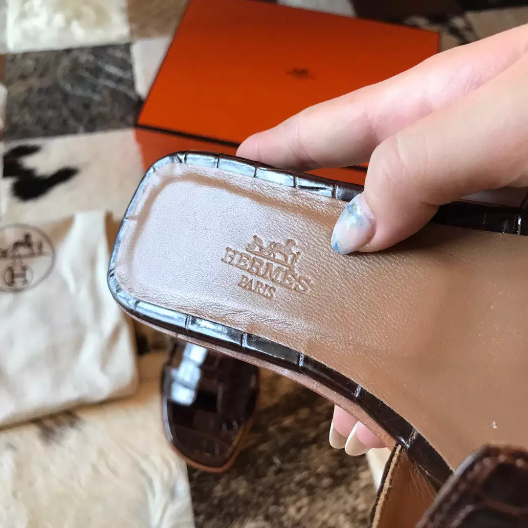 HERMES ORAN SLIDE SANDALS IN BURGUNDY SHINY NILOTICUS CROCODILE SKIN – HMSD049