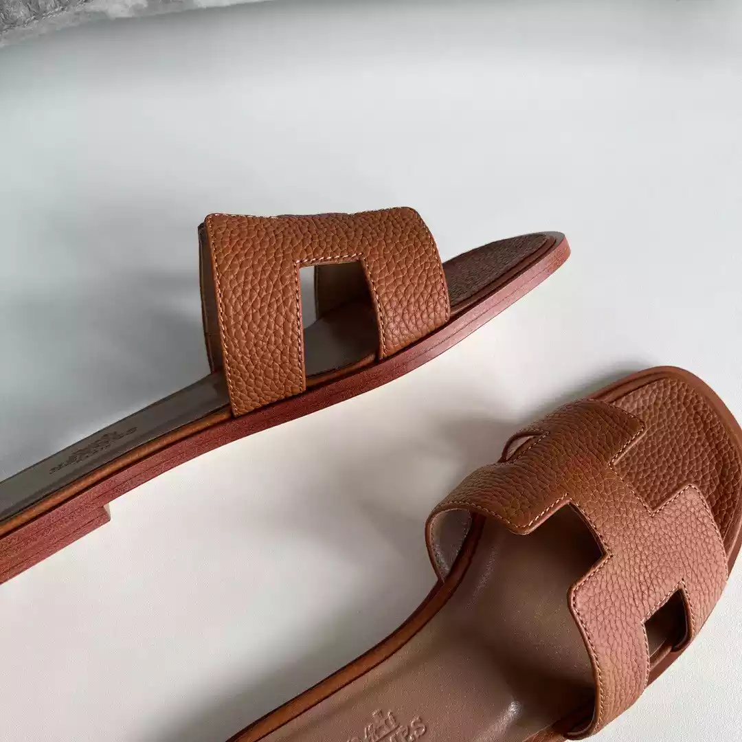 HERMES ORAN SLIDE SANDALS IN GOLD CLEMENCE LEATHER – HMSD105