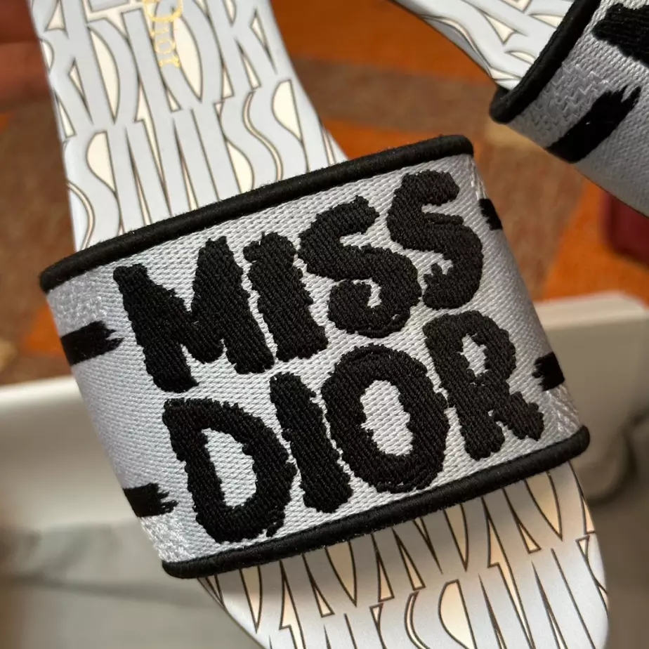 DIOR DWAY SLIDE – DS023