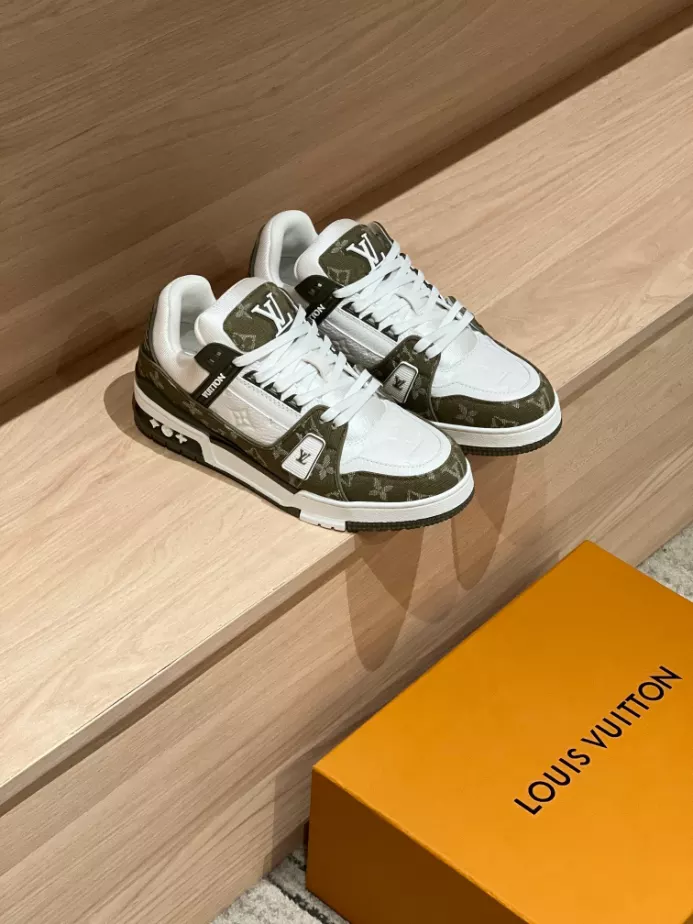 LOUIS VUITTON TRAINER SNEAKER – LVS242