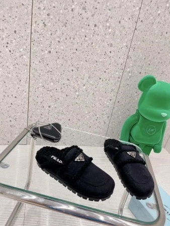 PRADA WOMEN’S SLIPPERS IN BLACK SHEARLING – PSD049