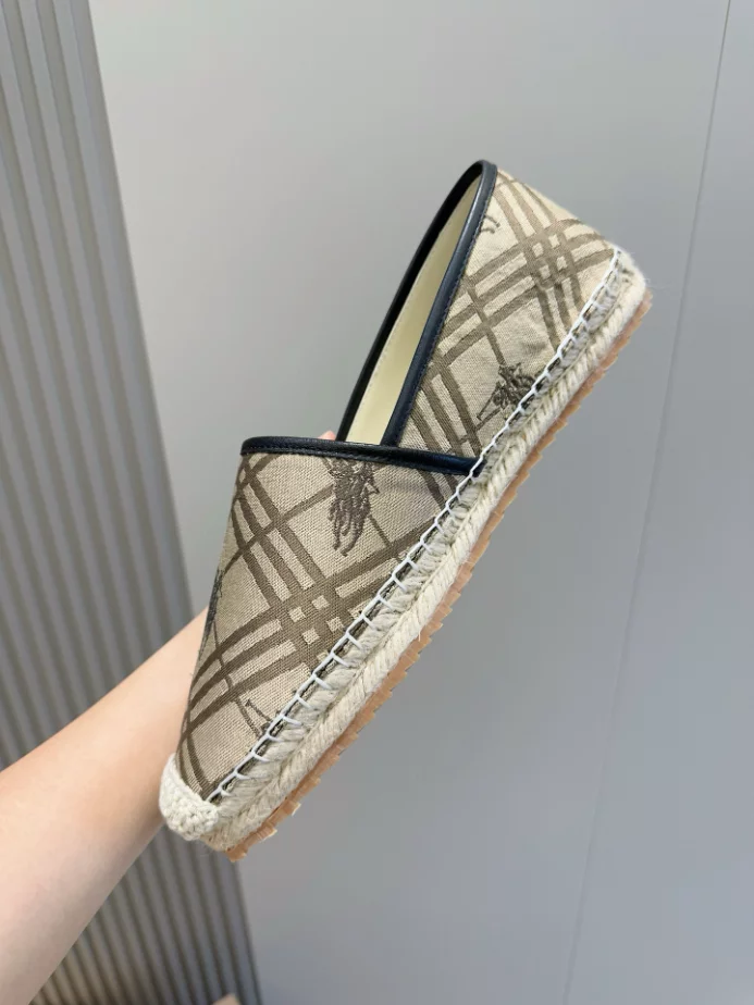 BURBERRY CANVAS STRAW BUCKET – BBR040