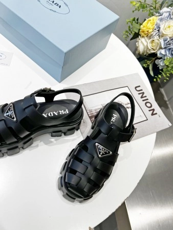 PRADA FOAM SANDALS IN BLACK RUBBER – PSD001