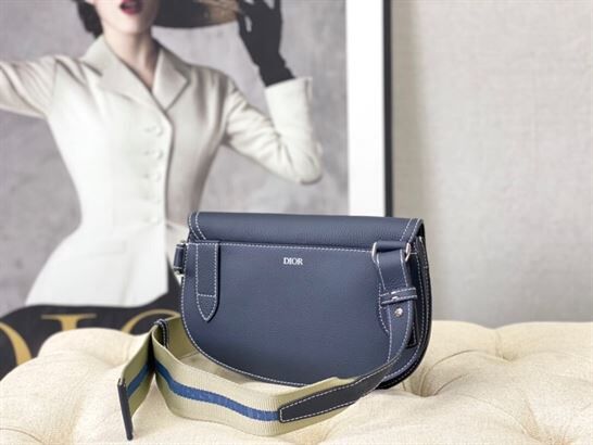DIOR X KAWS POUCH SADDLE NAVY BLUE – DIO016