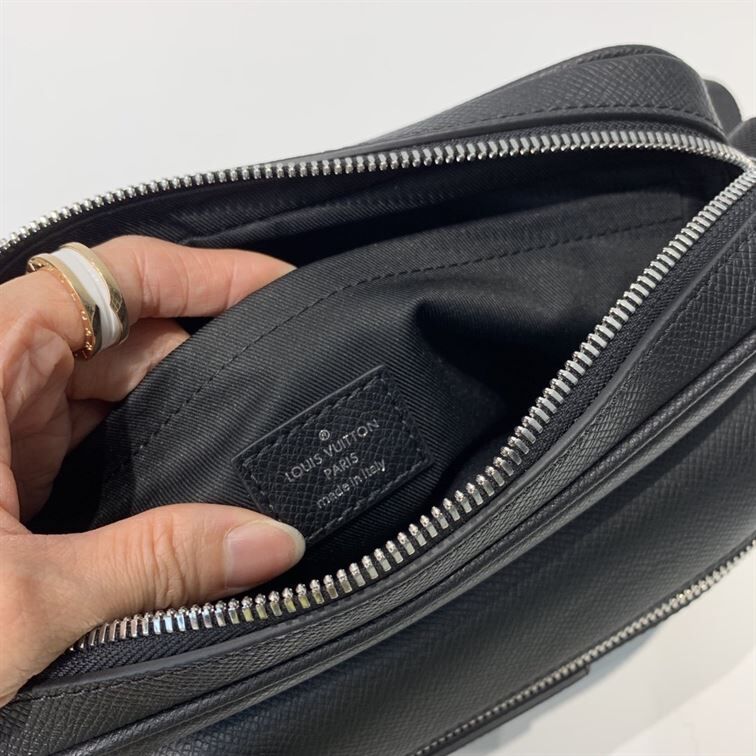 LOUIS VUITTON OUTDOOR MESSENGER – LVB018