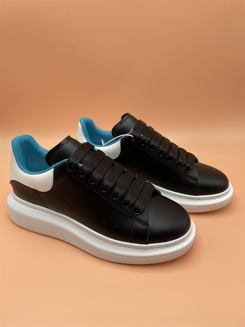 ALEXANDER MCQUEEN OVERSIZED SNEAKER IN NAVY/WHITE/LAPIS BLUE – ALD040
