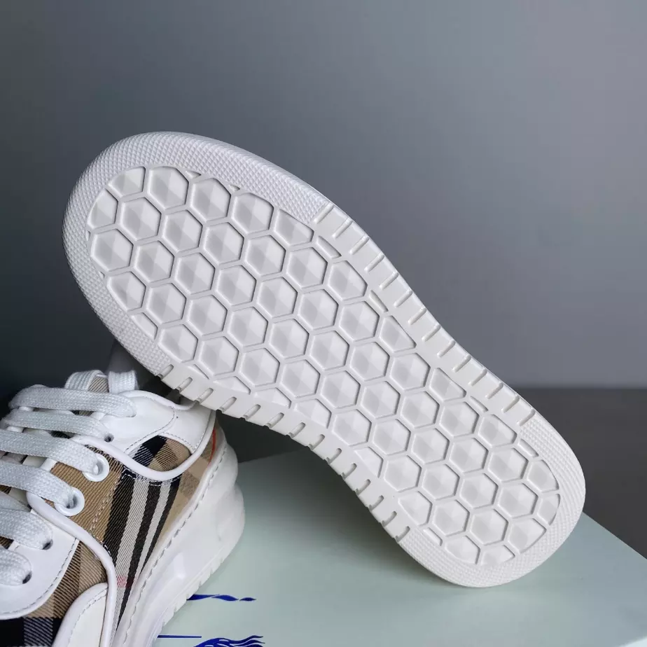 BURBERRY SNEAKERS – BBR033