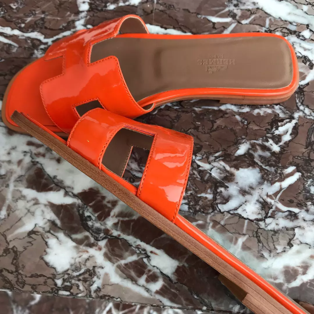 HERMES ORAN SLIDE SANDALS IN ORANGE PATENT CALFSKIN – HMSD085