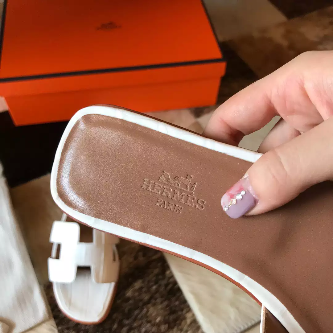 HERMES ORAN SLIDE SANDALS IN WHITE SHINY NILOTICUS CROCODILE SKIN – HMSD056