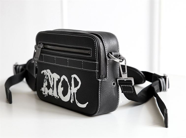 DIOR X PETER DOIG SAFFARI MESSENGER BAG – DIO022