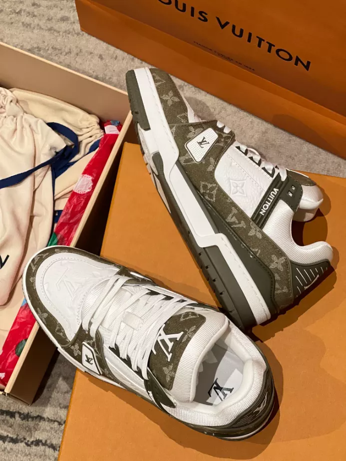 LOUIS VUITTON TRAINER SNEAKER – LVS242