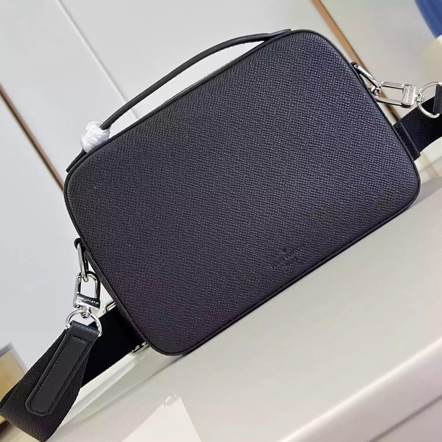 AVENUE MESSENGER BAG BLACK TAIGA COWHIDE LEATHER M11657 – LW429