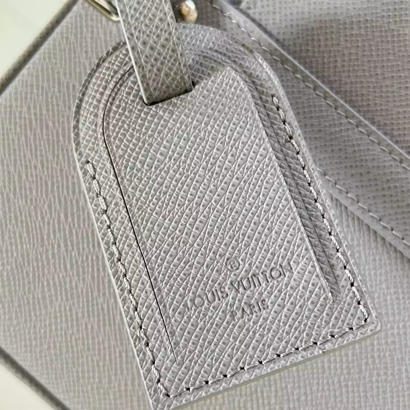 PORTE DOCUMENTS VOYAGE PM GREY TAIGA LEATHER M11659 – LW323