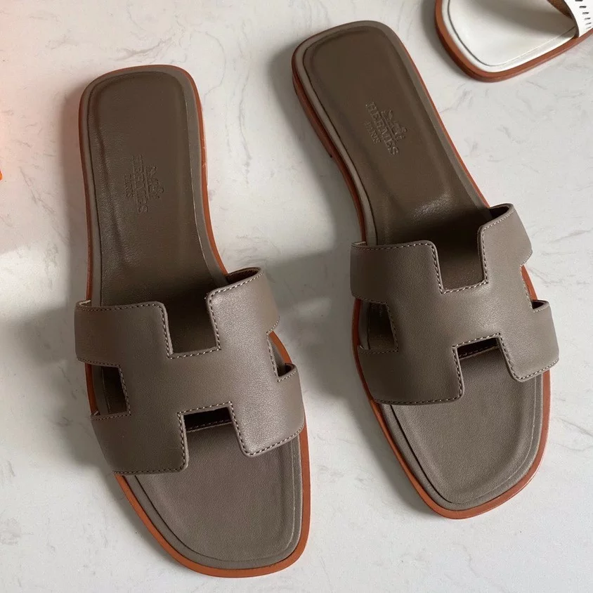 HERMES ORAN SLIDE SANDALS IN TAUPE SWIFT CALFSKIN – HMSD116