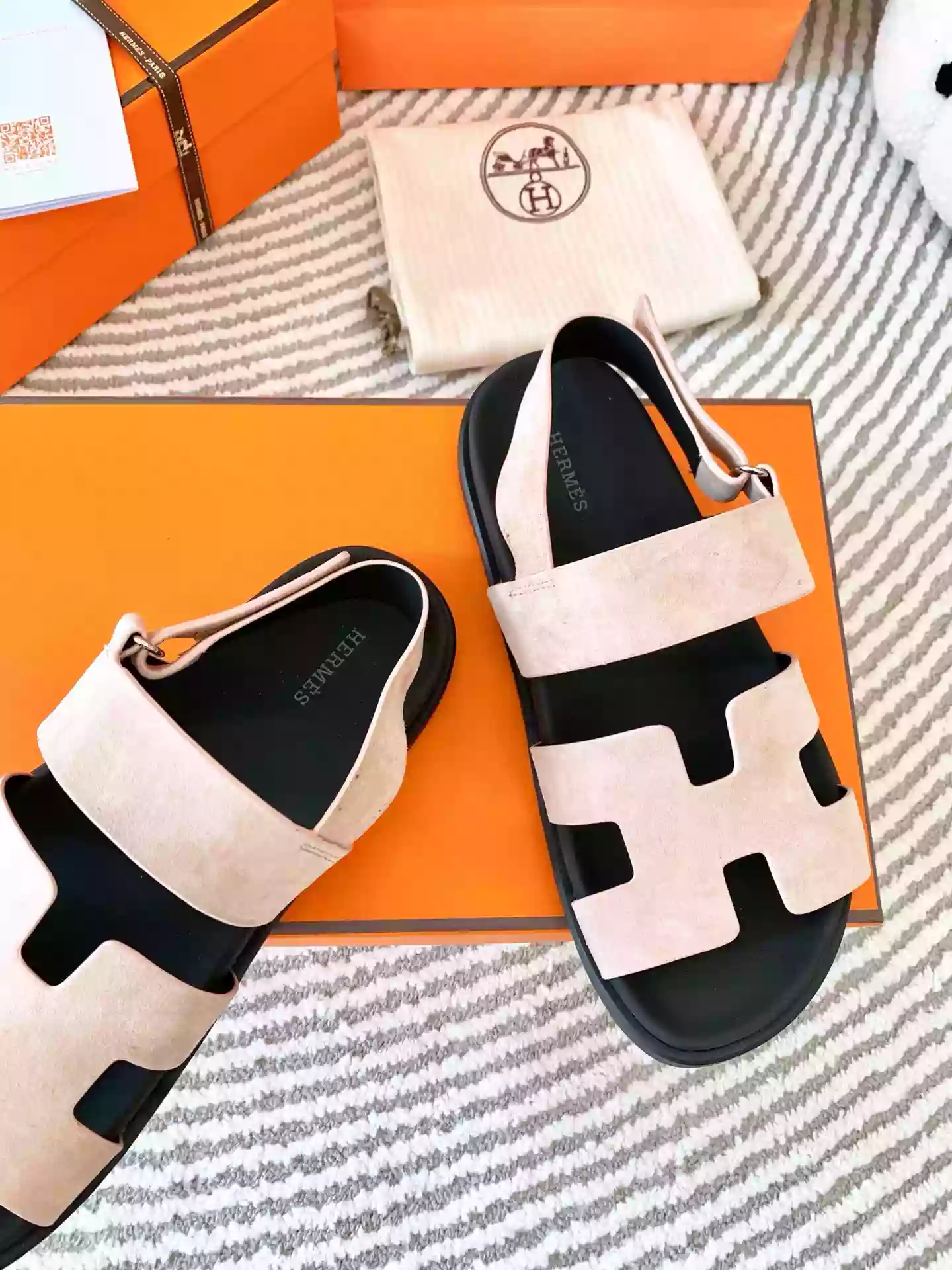 HERMES MEN’S GENIUS SANDALS IN BEIGE SUEDE CALFSKIN – HMSD002