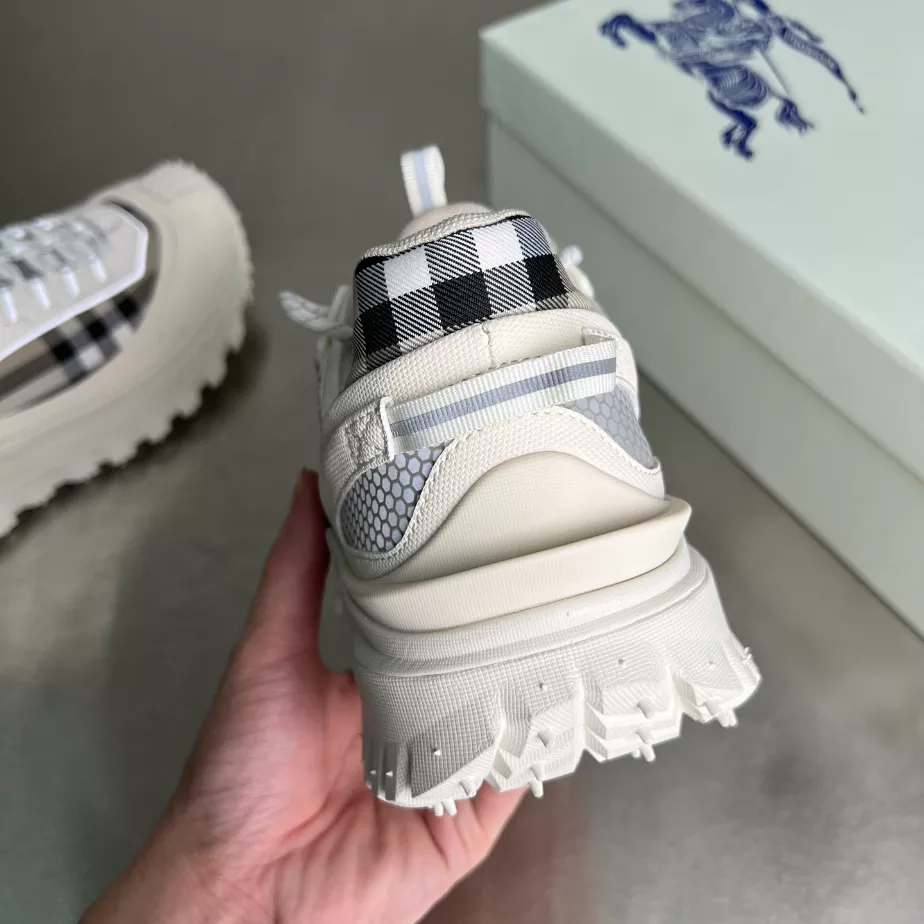 BURBERRY SNEAKERS – BBR051