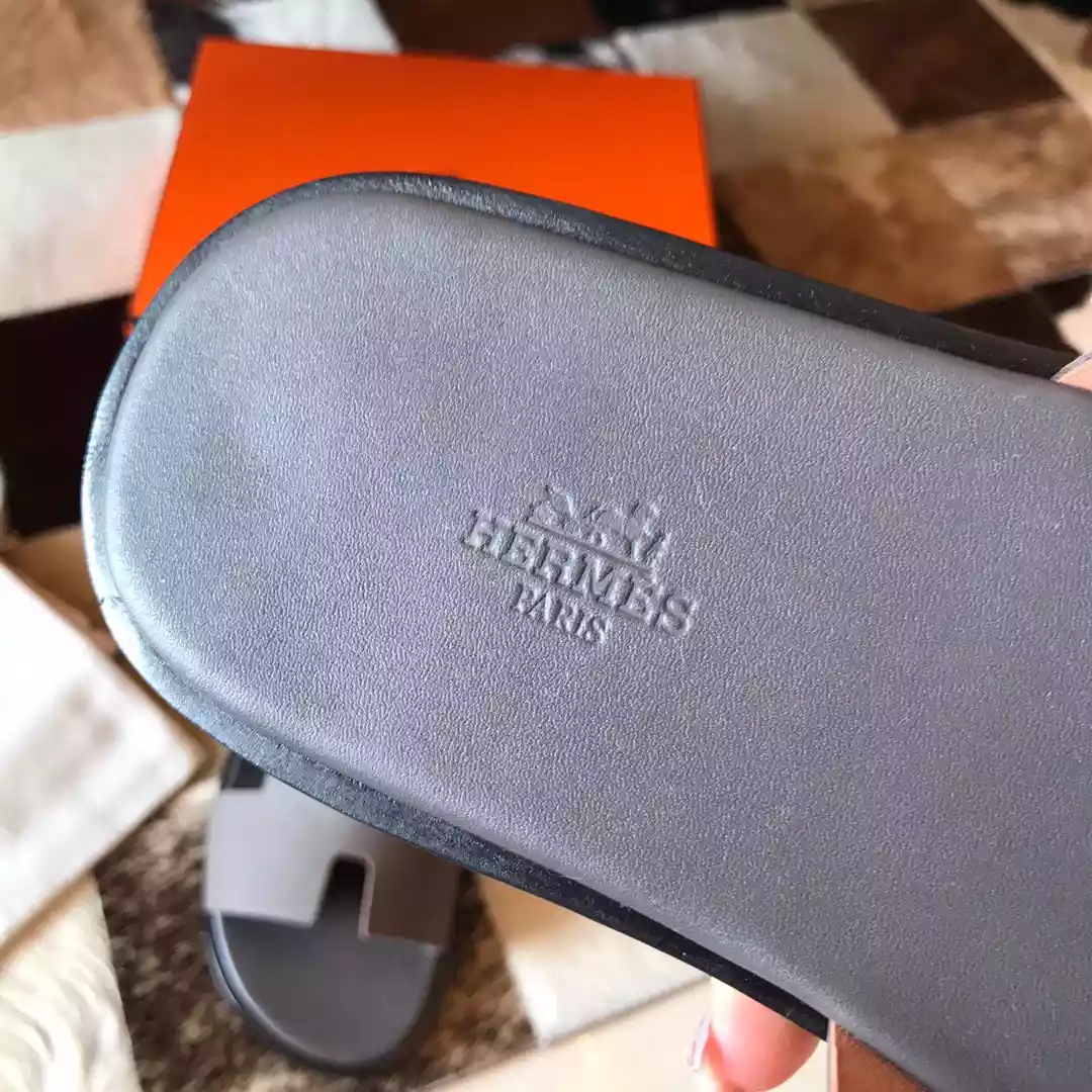 HERMES MEN’S IZMIR SANDALS IN GREY EPSOM CALFSKIN – HMSD027