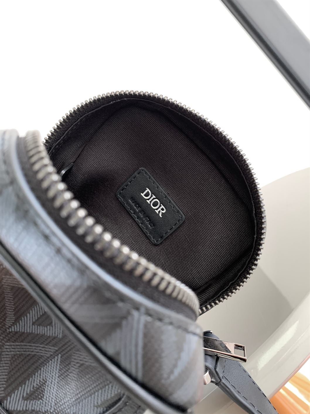 DIOR HIT THE ROAD VERTICAL POUCH – DIO047