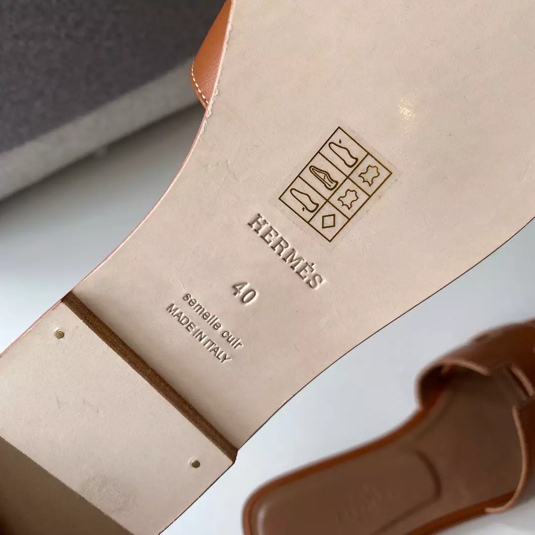 HERMES ORAN SLIDE SANDALS IN GOLD SWIFT CALFSKIN – HMSD114