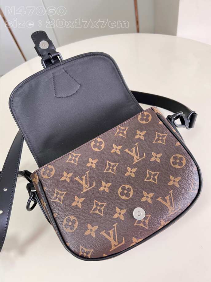 Louis Vuitton Montsouris Messenger PM Noir Bag – LW134
