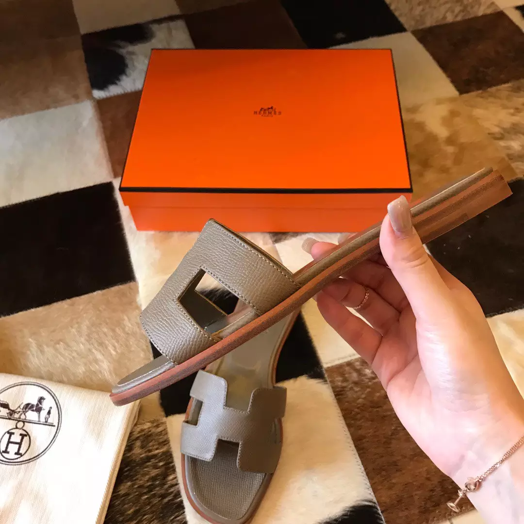 HERMES ORAN SLIDE SANDALS IN TAUPE EPSOM CALFSKIN – HMSD091