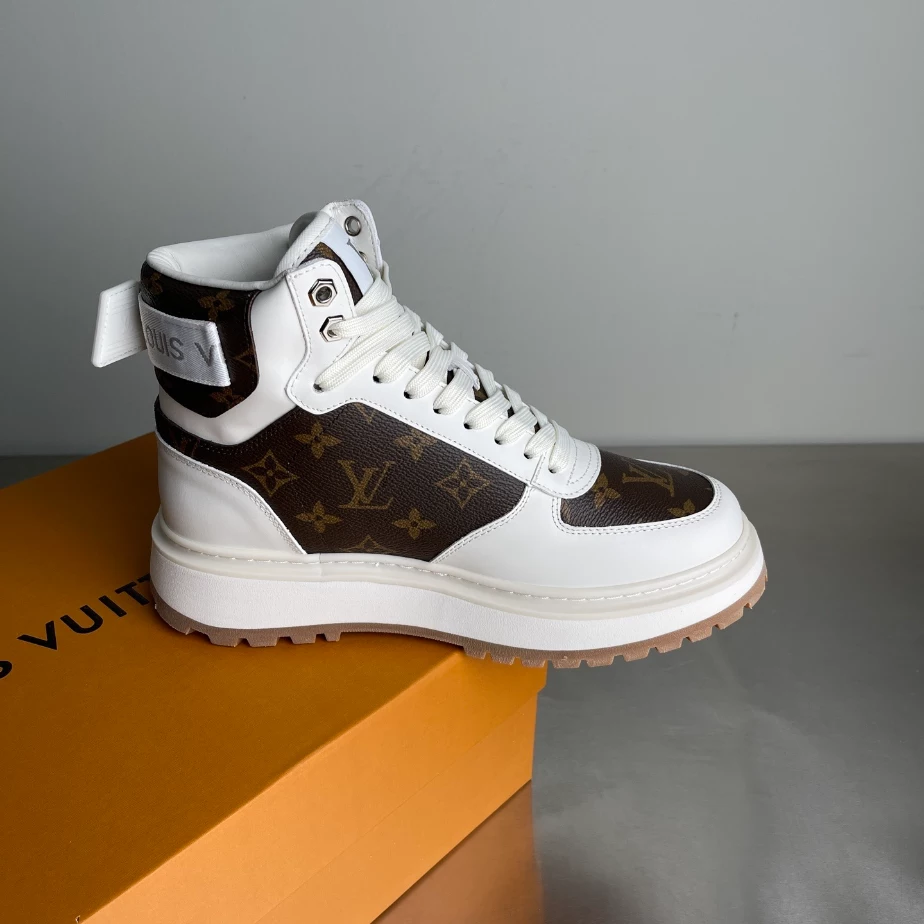 LOUIS VUITTON LEATHER ROUND TOE LACE-UP HIGH-TOP SNEAKERS – LVS258