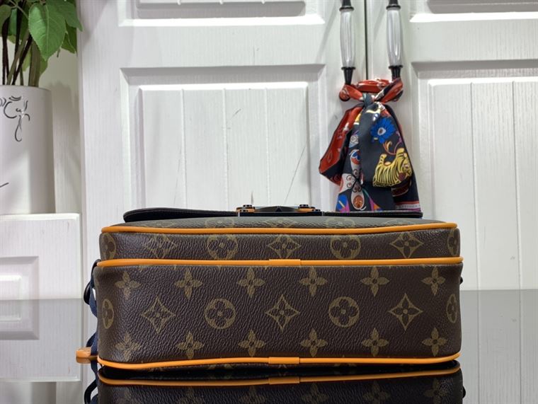 LOUIS VUITTON S LOCK MESSENGER MONOGRAM MACASSAR – LVB056