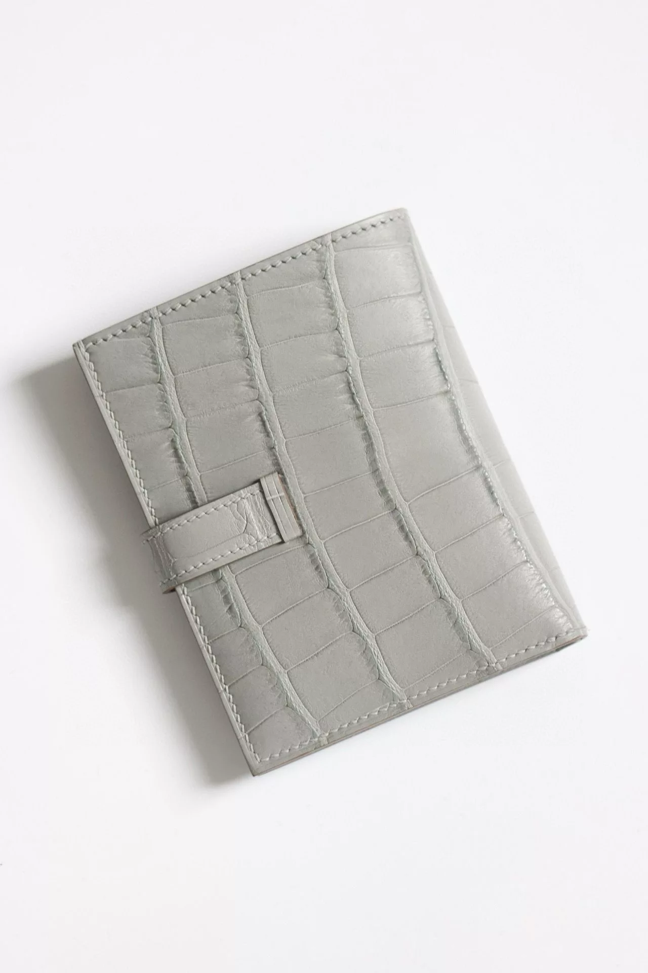 Hermes Bearn Compact Wallet in Pearl Grey Matte Alligator Leather – HW170