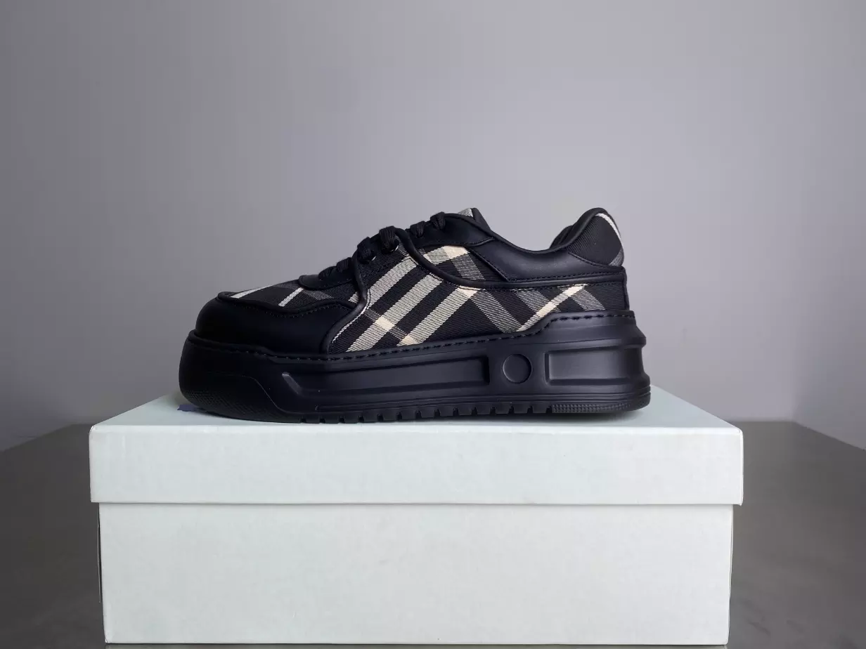 BURBERRY SNEAKERS – BBR034