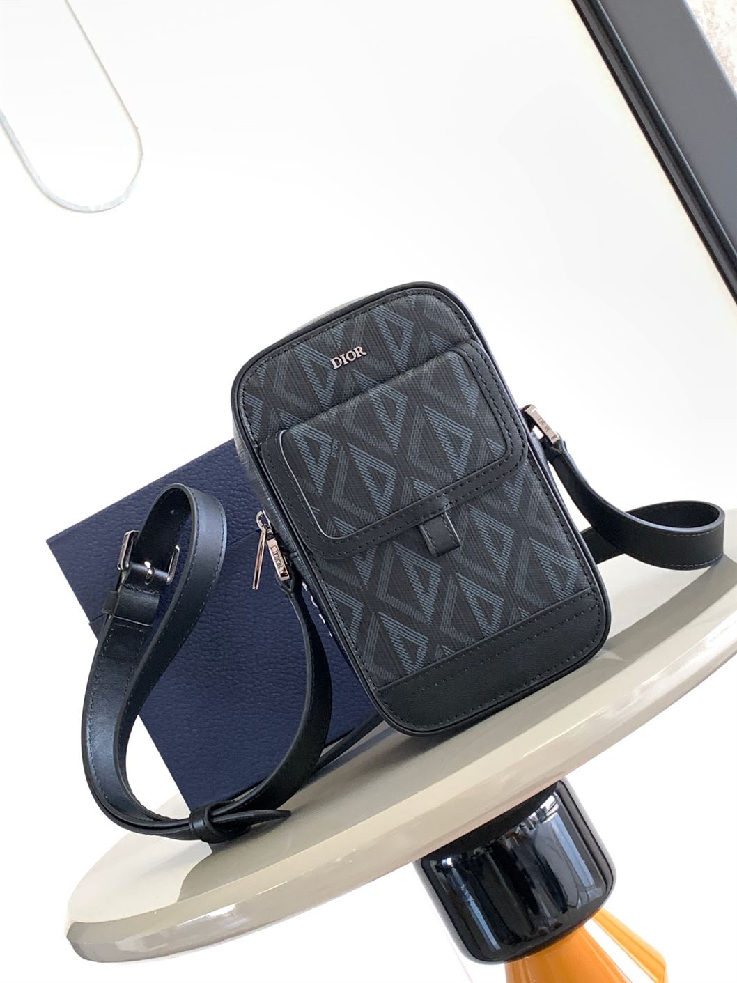 DIOR HIT THE ROAD VERTICAL POUCH – DIO047