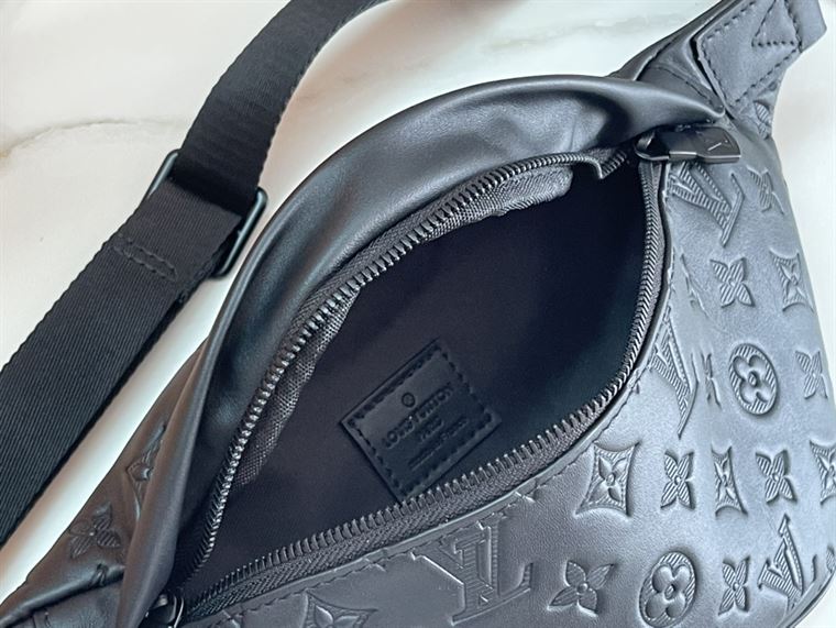 LOUIS VUITTON DISCOVERY BUMBAG PM – LVB073