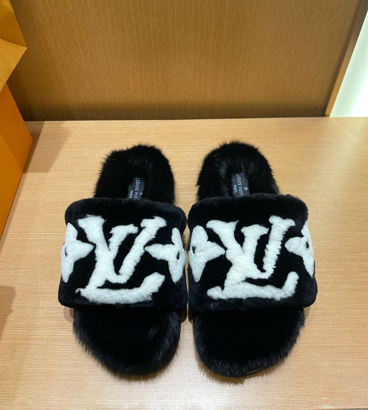 LOUIS VUITTON POOL PILLOW COMFORT MULES – LVSD053