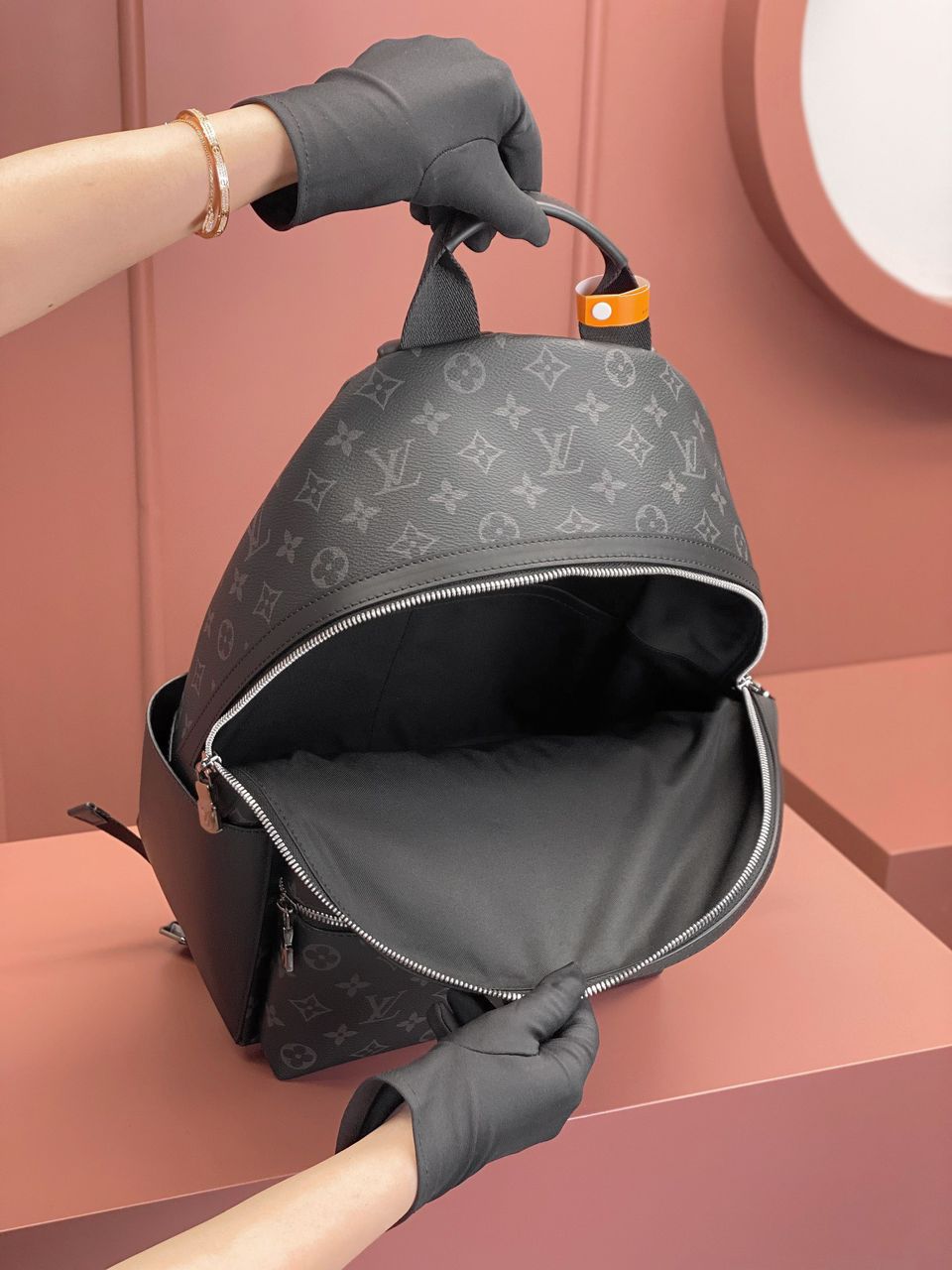 LOUIS VUITTON DISCOVERY BACKPACK – LVB074