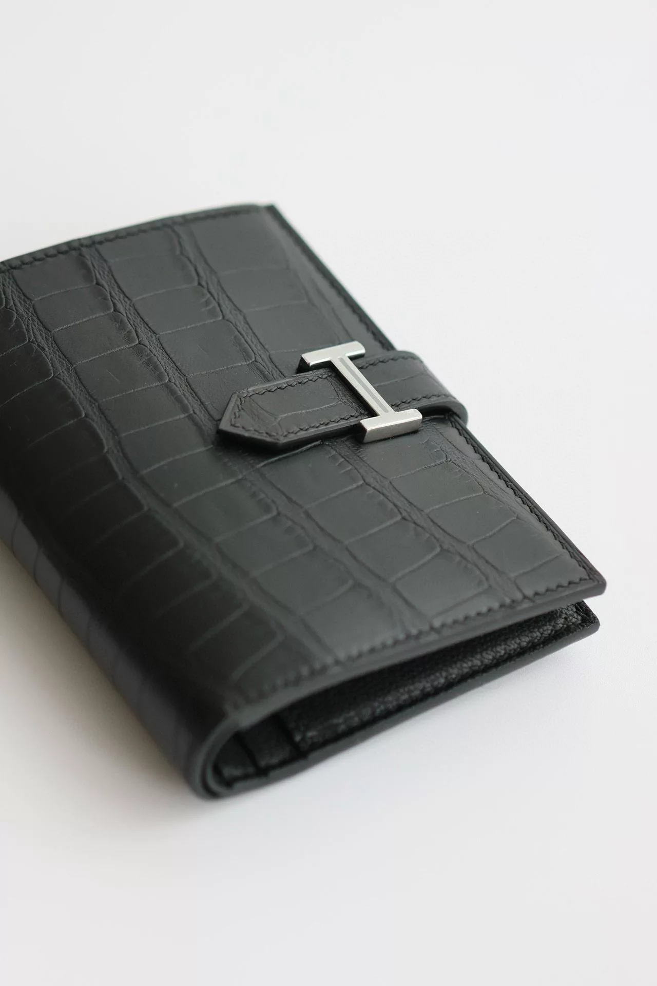 Hermes Bearn Compact Wallet in Black Matte Alligator Leather – HW171