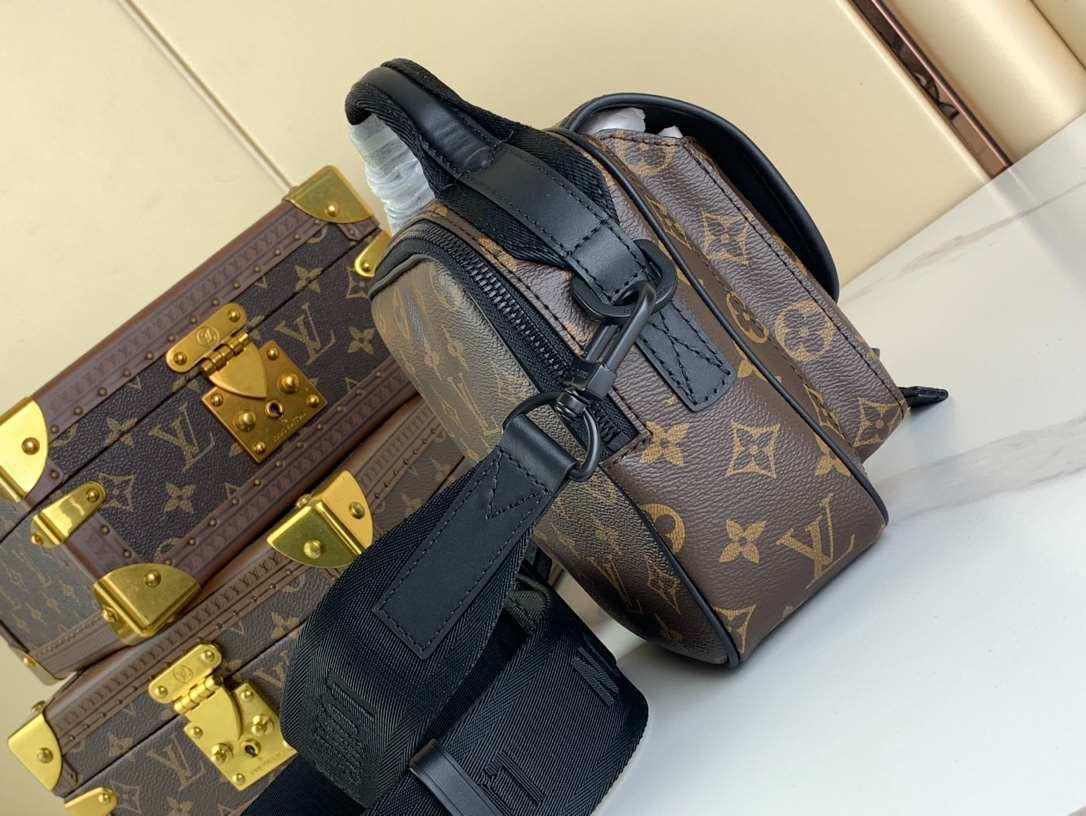 Louis Vuitton Quest Messenger Black Hardware Bag – LW133