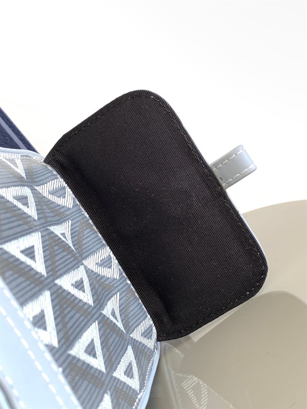 DIOR HIT THE ROAD VERTICAL POUCH – DIO046