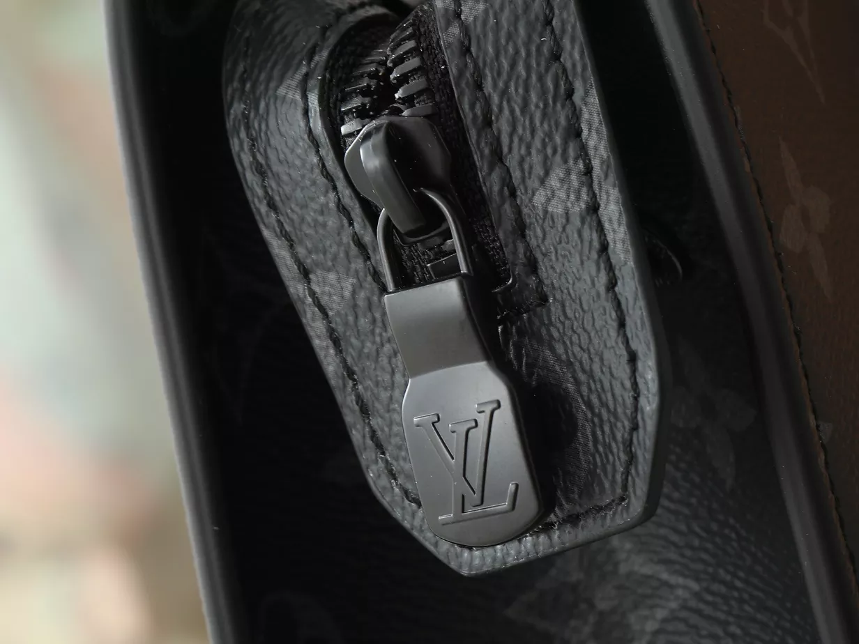 Sac Plat 24H Black Monogram Eclipse Canvas M47059 – LW207