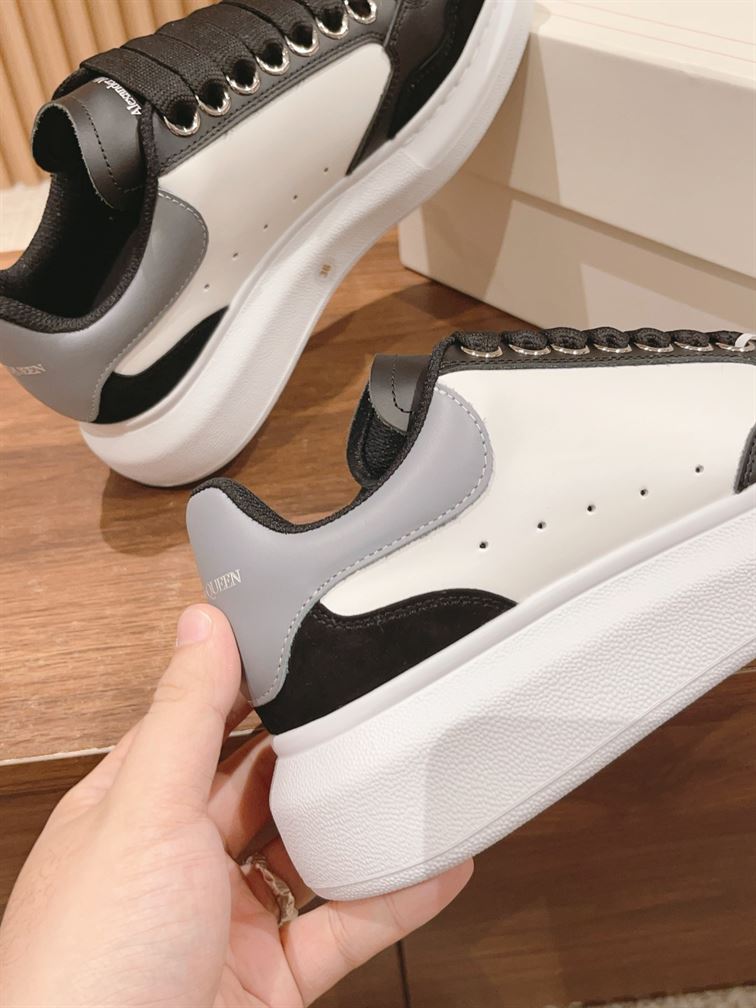 ALEXANDER MCQUEEN OVERSIZED SNEAKER IN BLACK/WHITE – ALD039