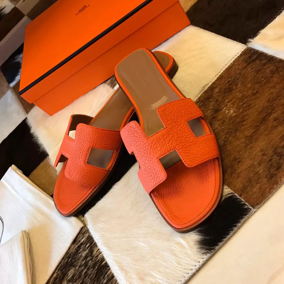 HERMES ORAN SLIDE SANDALS IN ORANGE CLEMENCE LEATHER – HMSD111