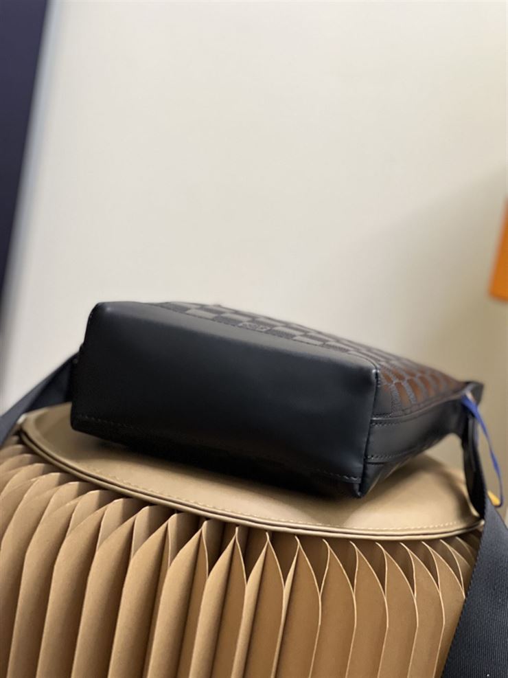 LOUIS VUITTON DISCOVERY MESSENGER BB DAMIER INFINI – LVB043