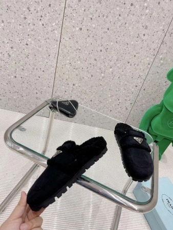 PRADA WOMEN’S SLIPPERS IN BLACK SHEARLING – PSD049