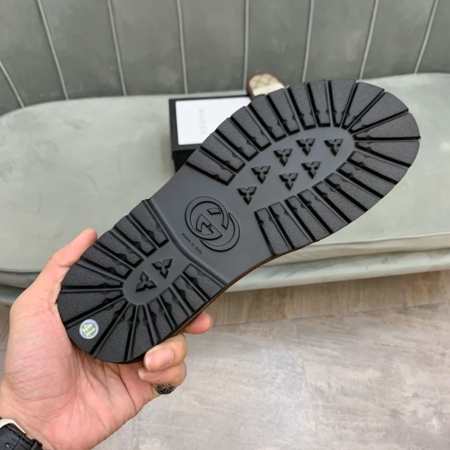 GUCCI MEN’S GG SUPREME SLIDE SANDAL – GSL063