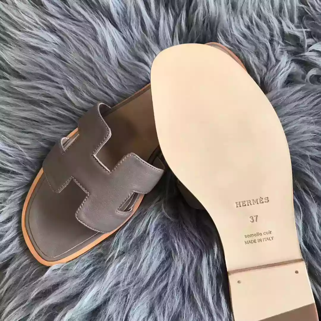 HERMES ORAN SLIDE SANDALS IN GREY SWIFT CALFSKIN – HMSD125