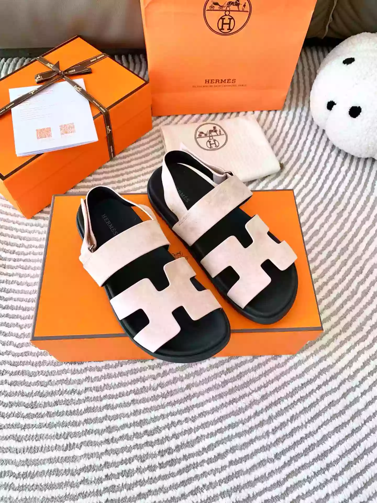 HERMES MEN’S GENIUS SANDALS IN BEIGE SUEDE CALFSKIN – HMSD002