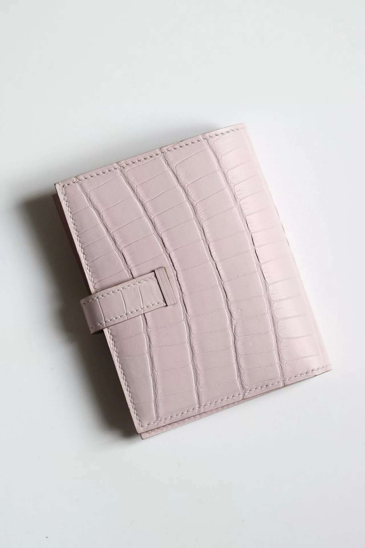 Hermes Bearn Compact Wallet in Mauve Pale Matte Alligator Leather – HW167