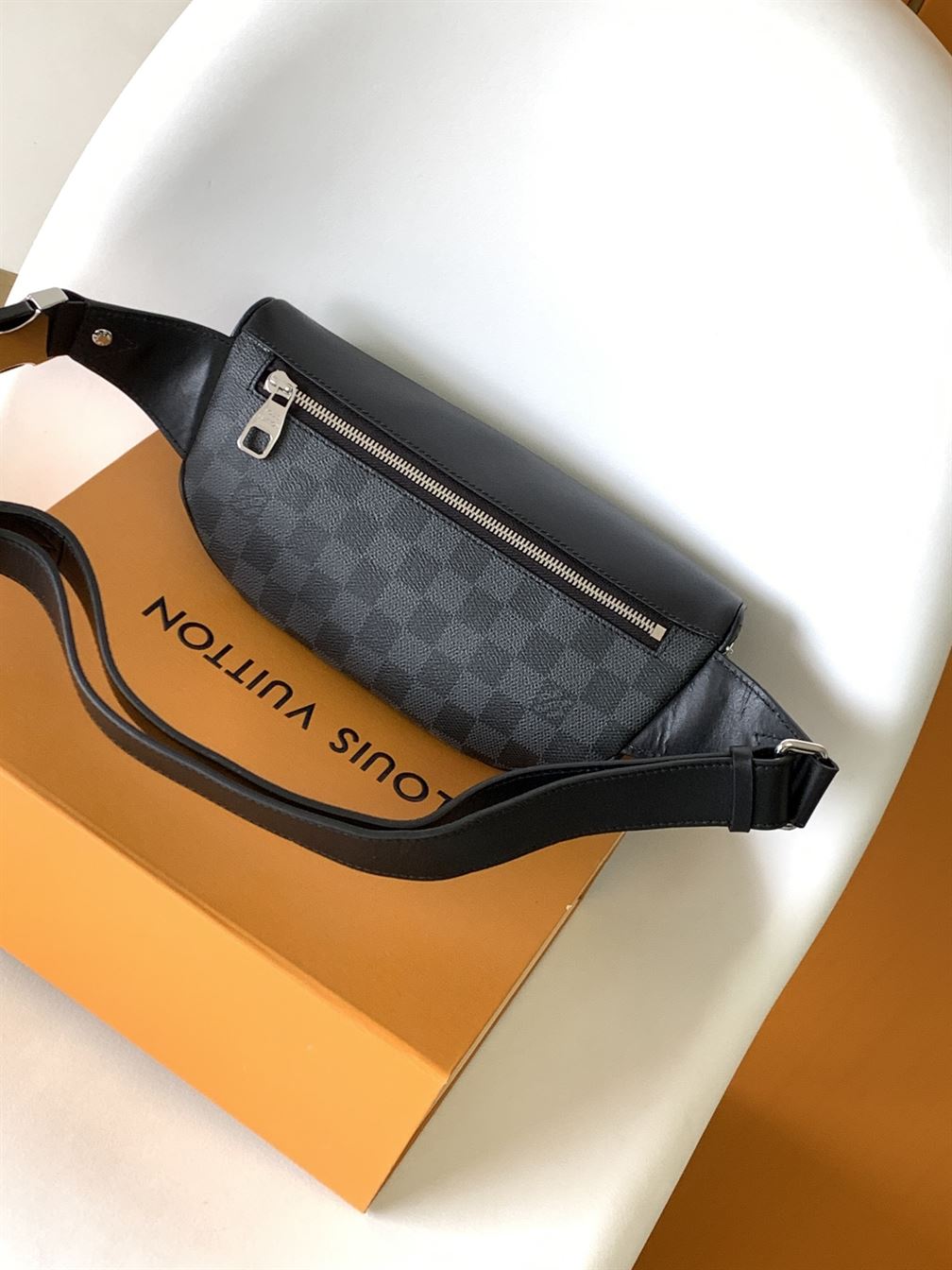 LOUIS VUITTON DISCOVERY BUMBAG DAMIER GRAPHITE – LVB065