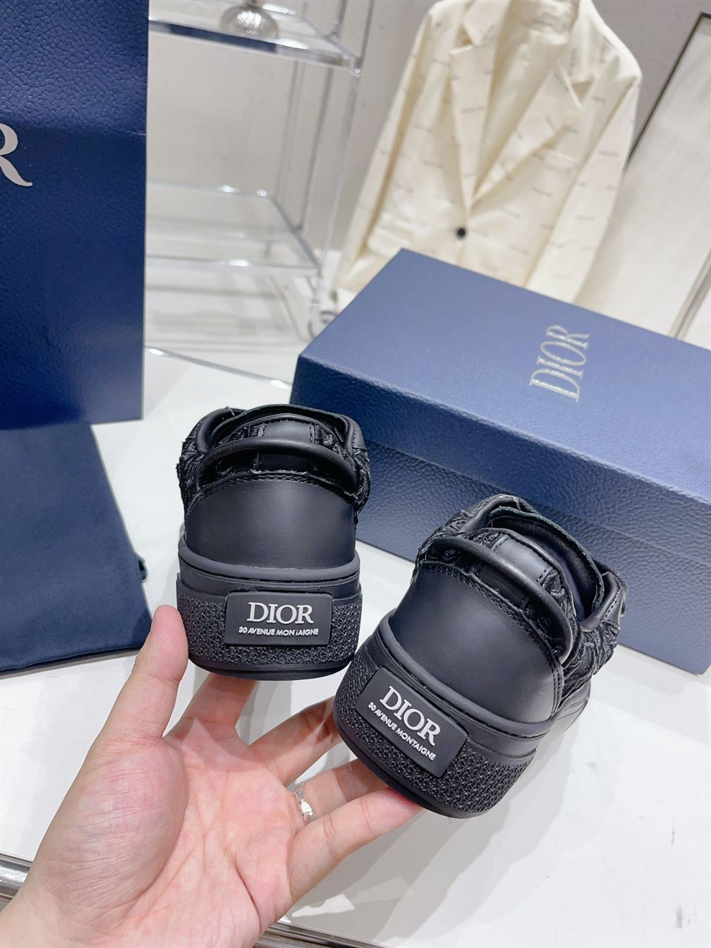 DIOR B33 SNEAKER BLACK SMOOTH CALFSKIN AND DIOR OBLIQUE RAISED EMBROIDERY – DO132